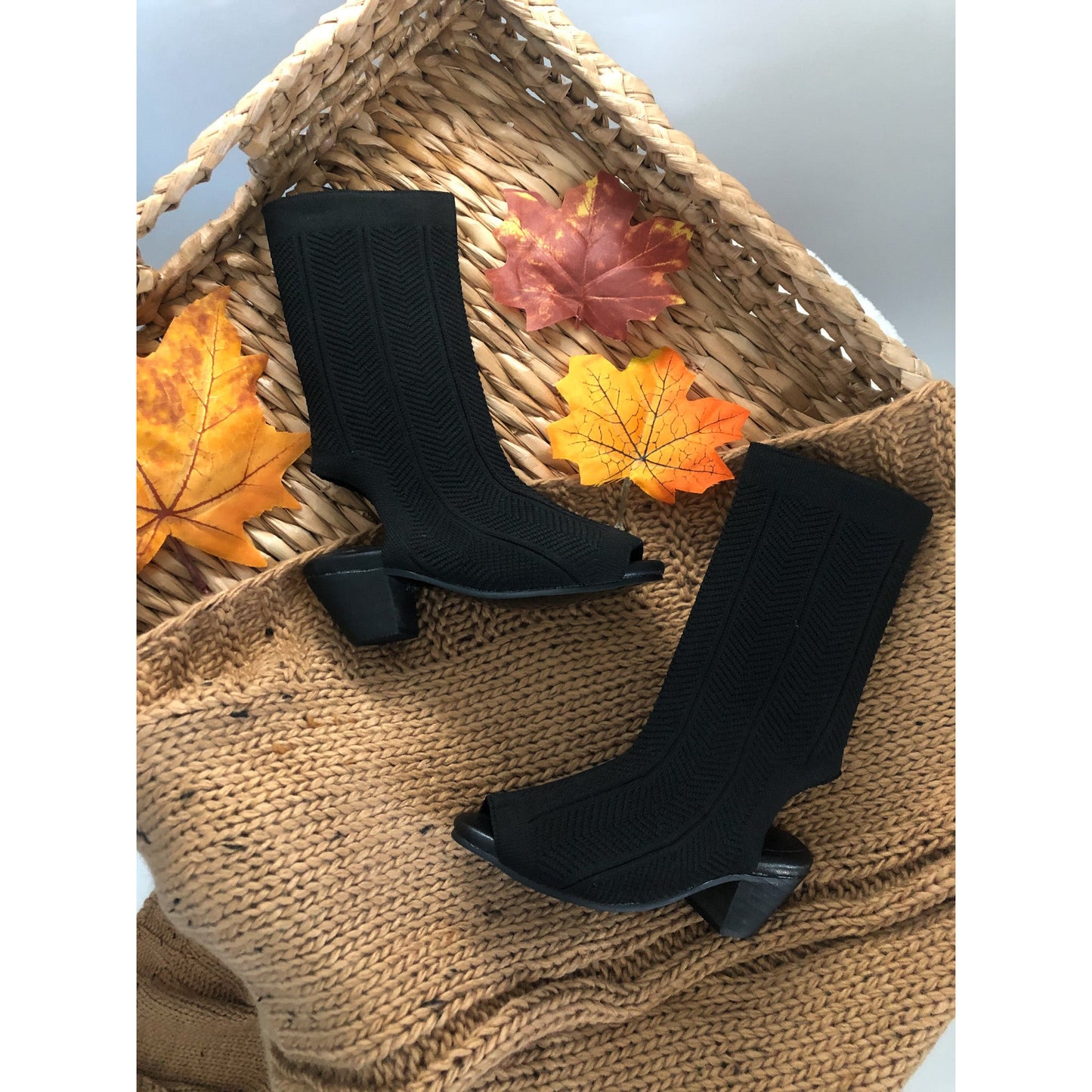 Yuyu Black Boot [Read Sizing Description]