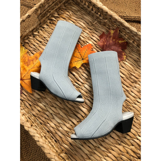 Yuyu Gray Boot [Read Sizing Description]