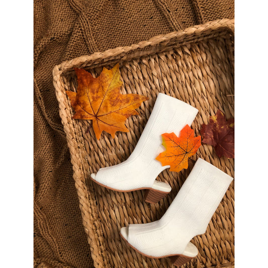 Yuyu White Boot [Read Sizing Description]